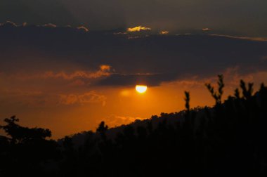 Dağın üstünde güzel bir gün batımı