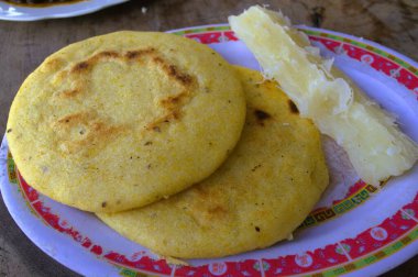 Kızarmış patates ve peynir