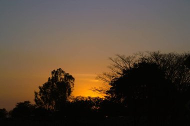 Gölün üzerinde gün batımı