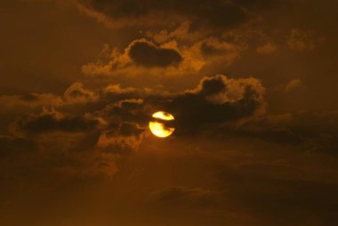 Denizin üzerinde güzel bir gün batımı