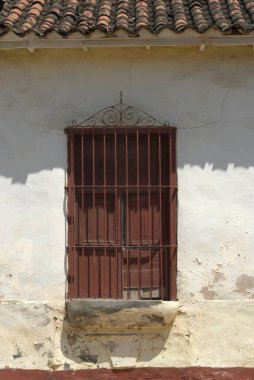 Pencereli beyaz tuğlalı duvarın yakın plan fotoğrafı.