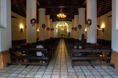 Eski kilisenin içinde.