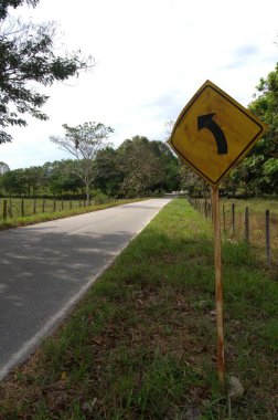 Parktaki yol tabelası