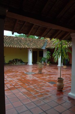 Modern bir binanın içinde.