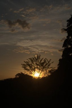 Denizin üzerinde güzel bir gün batımı