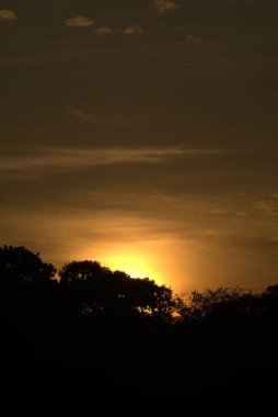 Gölün üzerinde güzel bir gün batımı
