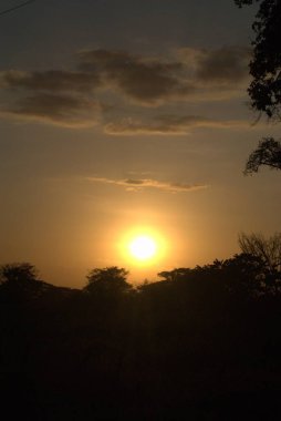 Denizin üzerinde güzel bir gün batımı