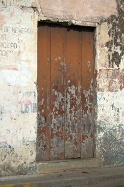 La Paz caddesindeki eski ahşap kapı.