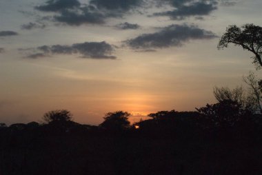 Gölün üzerinde güzel bir gün batımı