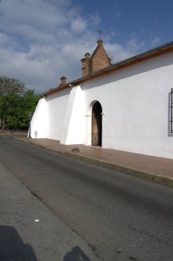 Köydeki beyaz bir kilisenin dikey görüntüsü.