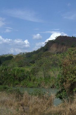 Dağlardaki nehir manzarası