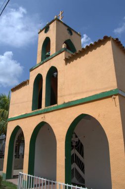 en büyük şehirlerin başkenti olan eski kasabanın kilisesi.