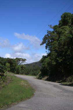 Dağlarda yol