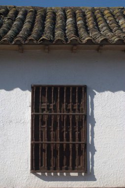 Mavi gökyüzü olan eski pencere