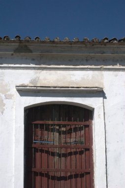 Küba 'nın Anapa köyündeki eski evin dikey görüntüsü.