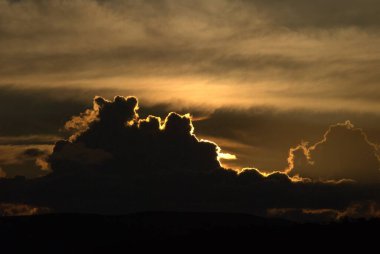 Güzel gün batımı gökyüzü bulutlu