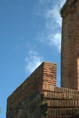 Tapınağın eski duvarı.