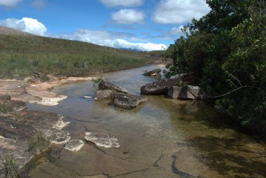 Dağlarda güzel bir şelale