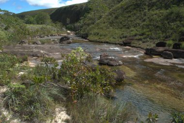Brezilya 'daki güzel nehir ve dağ manzarası