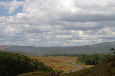 Bulutları ve gökyüzü olan güzel bir manzara.