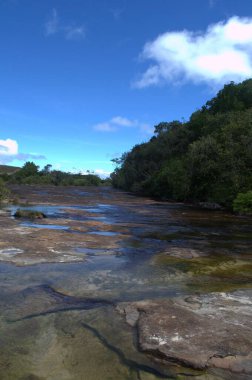 Dağlardaki nehrin güzel manzarası