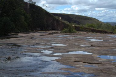 Ormanda güzel bir şelale