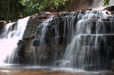 Ormanda şelale, Kanchanaburi Bölgesi, Tayland