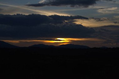 Dağ manzarasında gün batımı