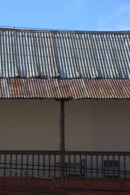 Şehirdeki bir evin çatısında.