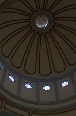 Barselona şehrindeki katedralin içinde.