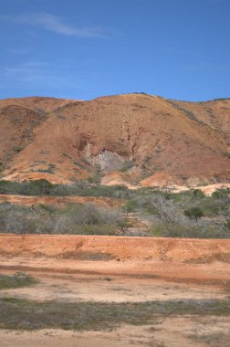 Çöldeki kızıl kaya manzarası