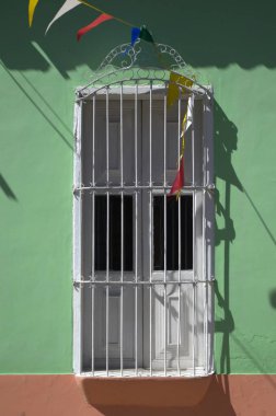 Beyaz arkaplan ile renkli pencere