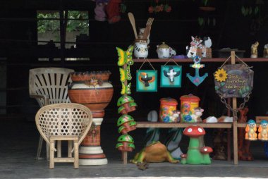 Piyasada el yapımı eşyalar.