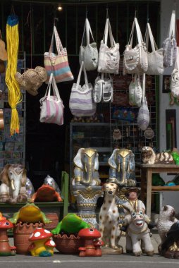 Piyasadaki hediyelik eşyalar.