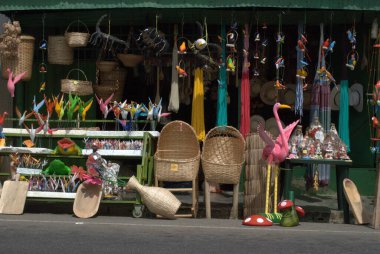 Markette renkli el yapımı hediyelik eşyalar.