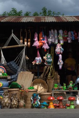 Renkli süslemeleri olan eski ve beyaz seramik vazo.