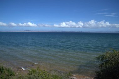 Deniz kıyısının güzel manzarası