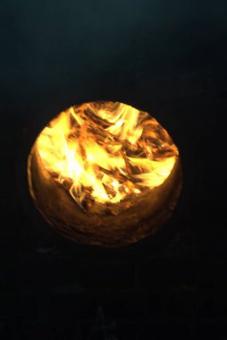 Siyah arkaplanda yangın alevi