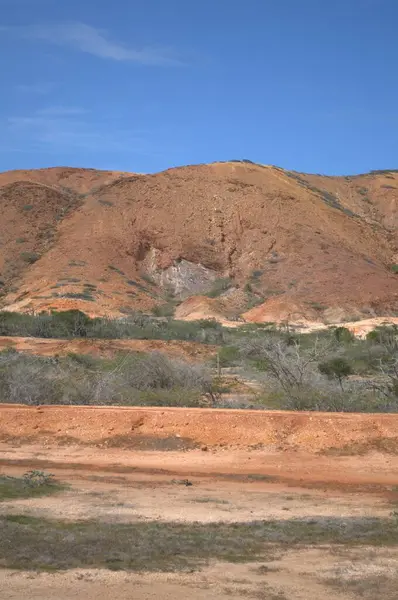 Çöldeki kızıl kaya manzarası