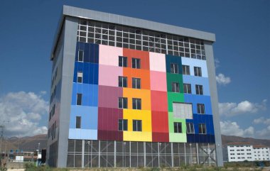 Şehrin modern binası