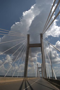 Lisbon şehrindeki köprünün manzarası.