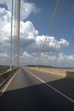 Nehrin üzerindeki köprünün manzarası