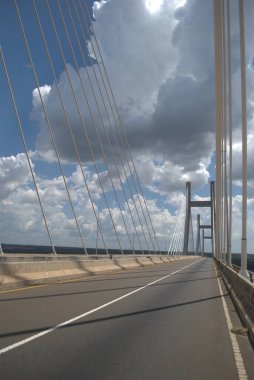 Tayland 'daki nehrin üzerindeki köprü.