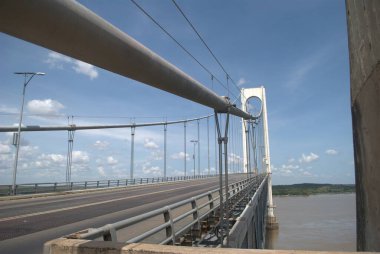 Nehrin üzerindeki köprü