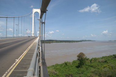 Tayland 'ın kuzeyindeki en ünlü şehrin köprüsünün manzarası.