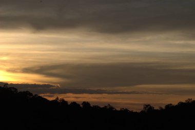 Denizin üzerinde güzel bir gün batımı