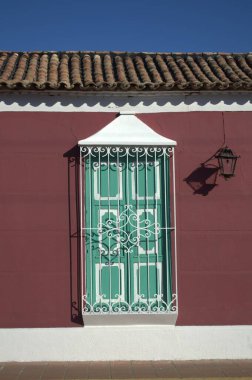 Beyaz duvarda kırmızı penceresi olan güzel bir ev