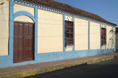 Eski bina cephesi ve mavi gökyüzü