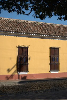 Koloni binaları ve caddeler