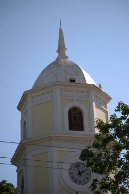 Şehirdeki eski kilise.